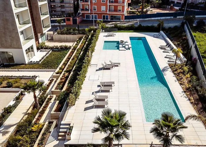 View With Pool 아파트