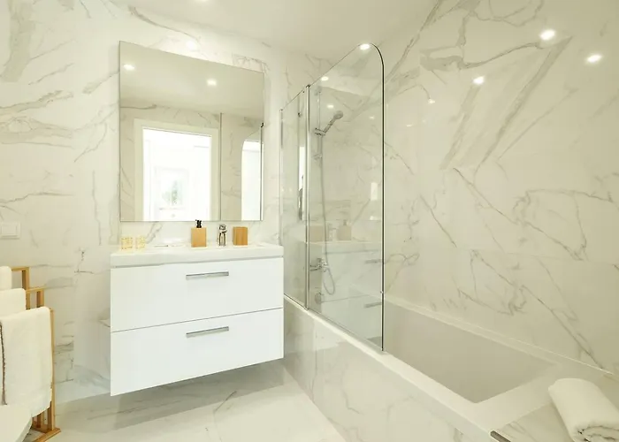 아파트 View With Pool